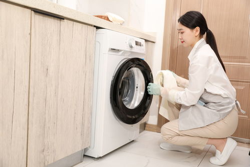 光影中的潔凈守護(hù)者 洗衣房清潔保潔服務(wù)女性人物攝影圖